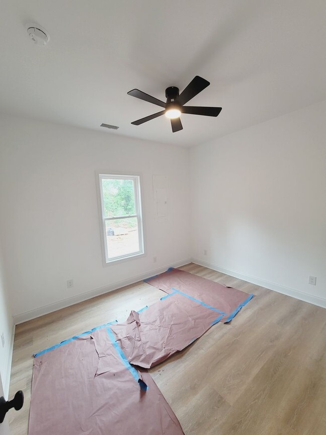 Building Photo - Beautiful new built three-bedroom, two-bat...