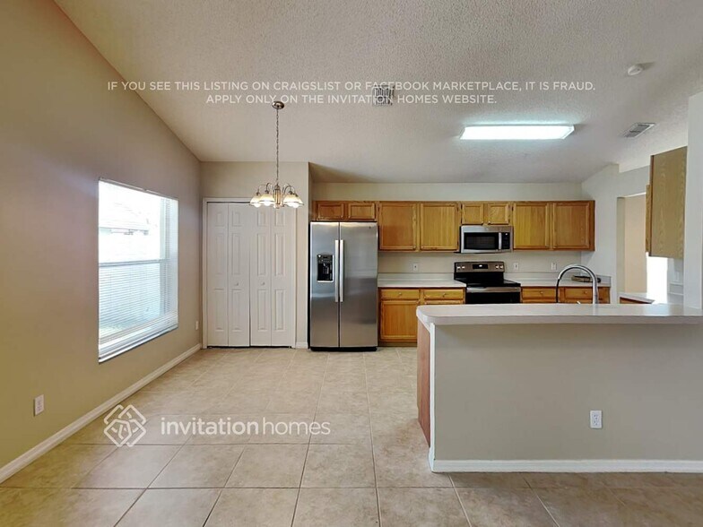 Building Photo - 1733 Snaresbrook Way