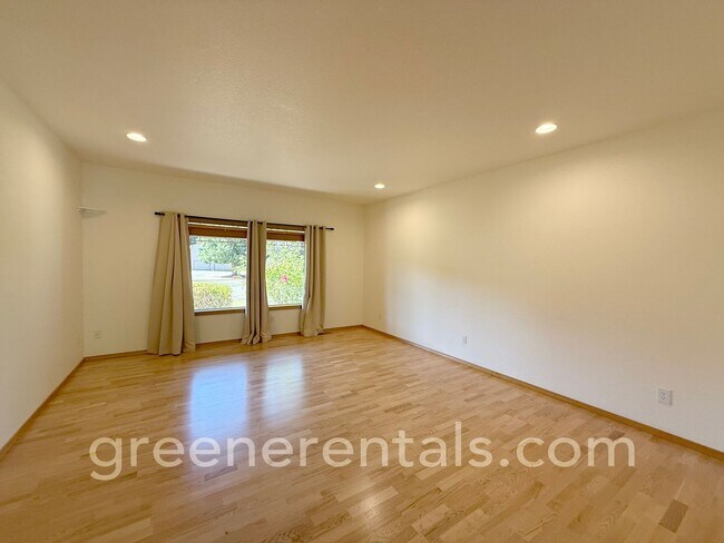 Building Photo - Spacious & Bright 3BD/3BA Home for Rent in...