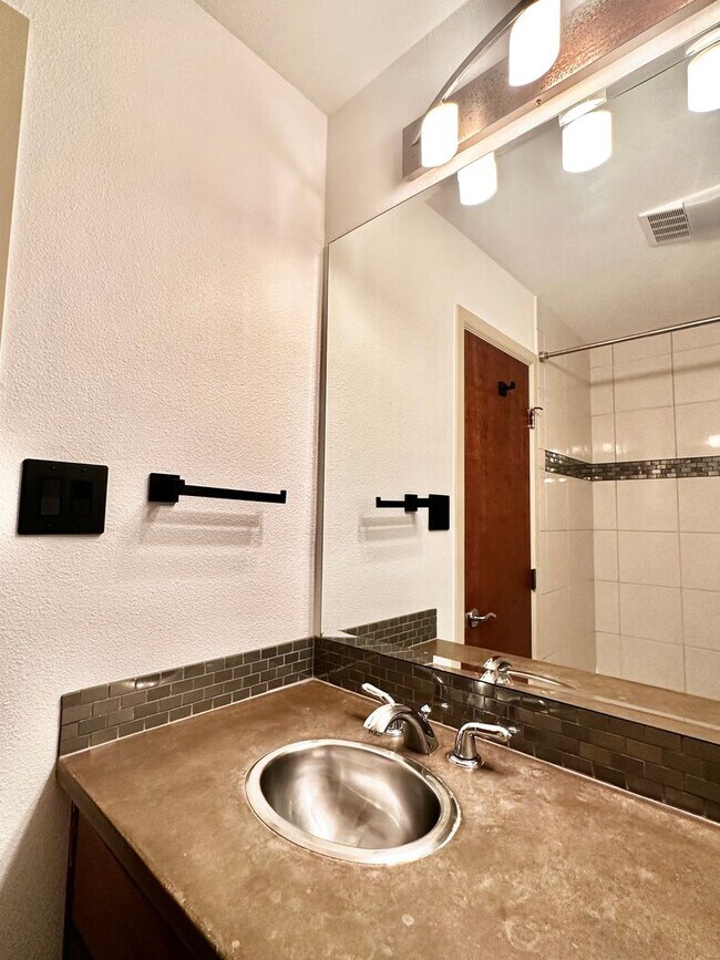 Building Photo - Prime Location Condo: Bright 1 Bed, 1 Bath...