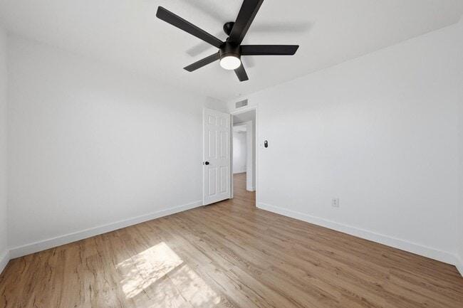 Building Photo - 3540 E Voltaire Dr