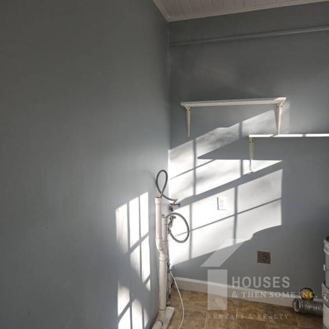 Building Photo - 7 Edwards St