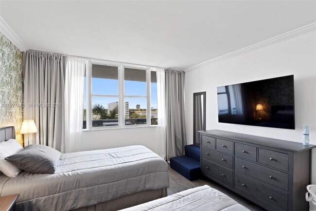 Building Photo - 3140 S Ocean Dr