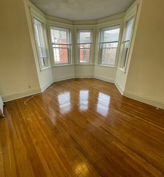 Building Photo - 102 Queensberry St