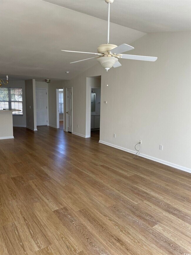 Building Photo - 204 Bittersweet Ln