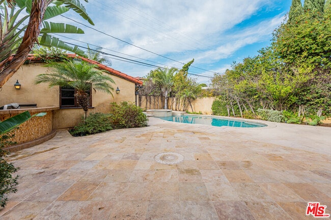 Building Photo - 305 N Palm Dr