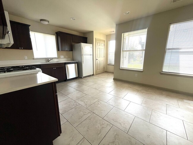 Building Photo - 4 Bed House - North of UT Campus