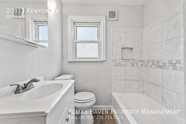 Building Photo - 20913 Kenyon Dr, Maple Hts - Spacious, Jus...