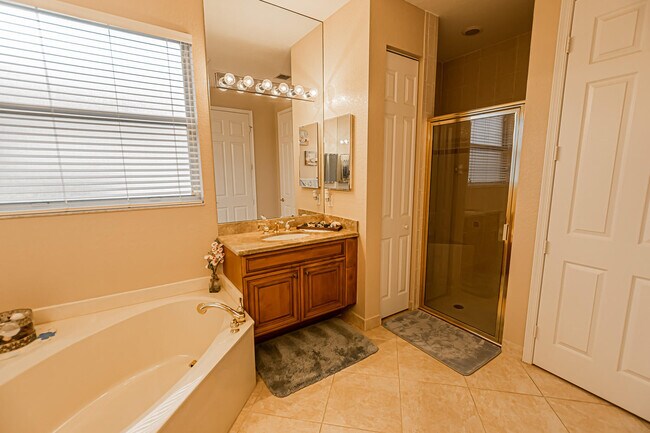 Building Photo - 431 NW Coolwater Ct