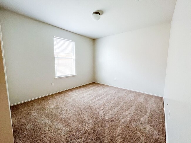 Building Photo - Spacious Home in Yowell Ranch