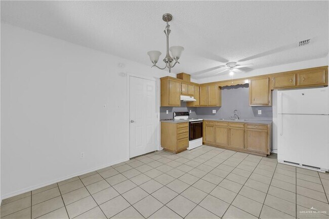 Building Photo - 13 Goldenrod Ave