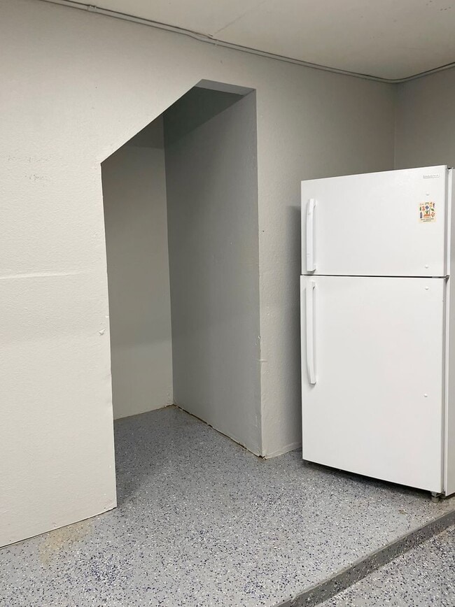 Building Photo - Nicely upgraded Townhome is East Simi