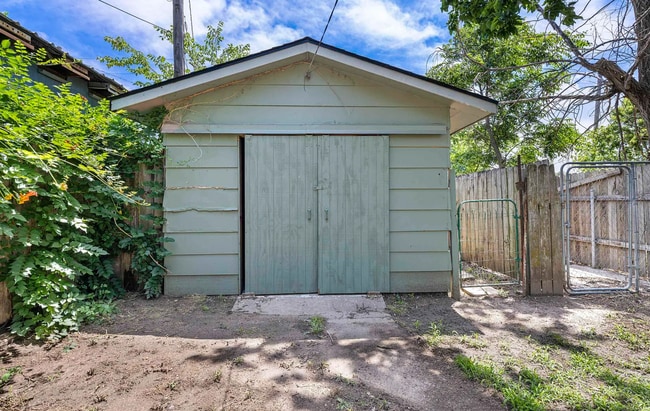 Building Photo - 537 E Ave B