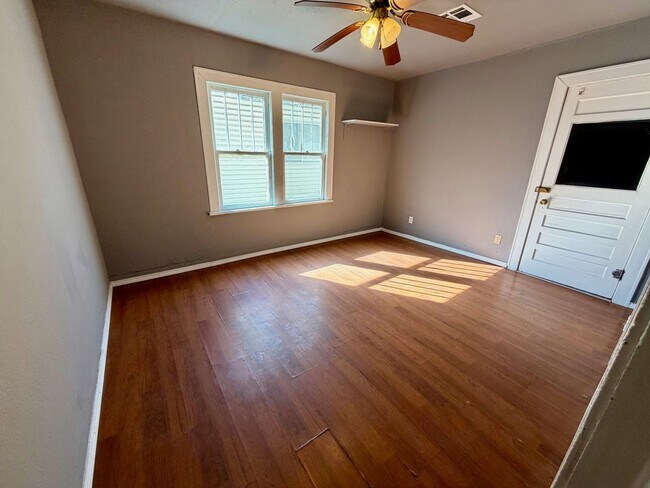 Building Photo - 3 Bedroom and 1 Bathroom Home in Shawnee for rent