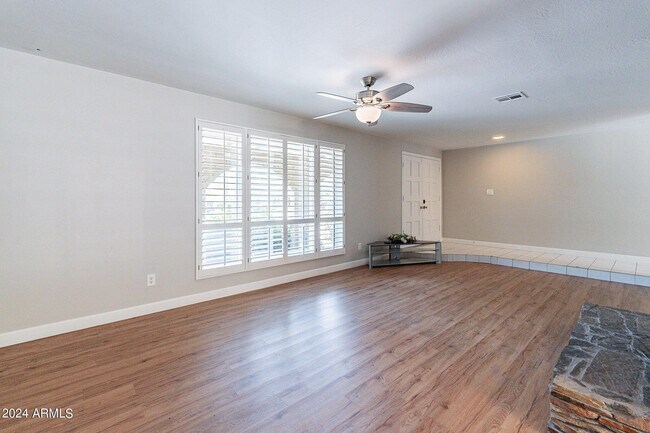 Building Photo - 110 W Seldon Ln