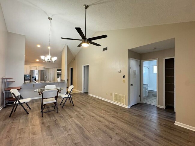 Building Photo - 3/2 in Townhomes West