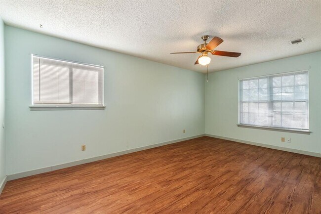 Building Photo - 8401 Tecumseh Dr