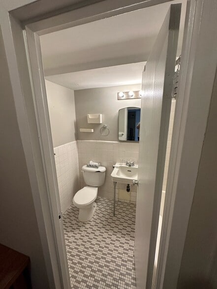 Building Photo - 1711 Massachusetts Ave NW