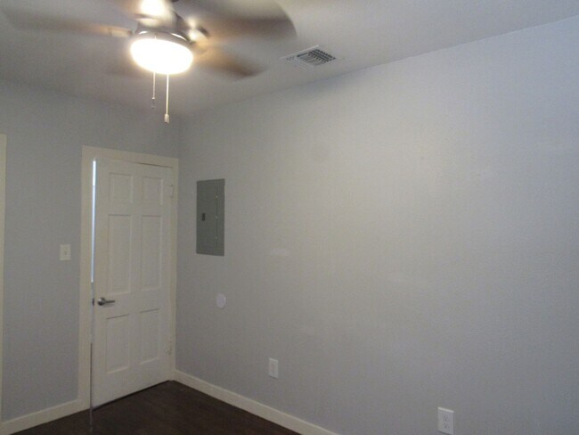 Building Photo - 2 Bedroom in Alamo Heights!
