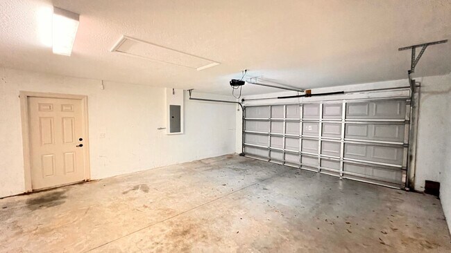 Building Photo - 3 BD/2BA Home in Beautiful Ocklawaha Ready for Move-In