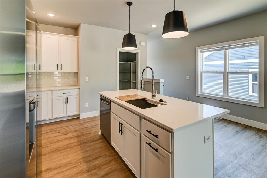 Building Photo - 2940 Blue Grass Dr