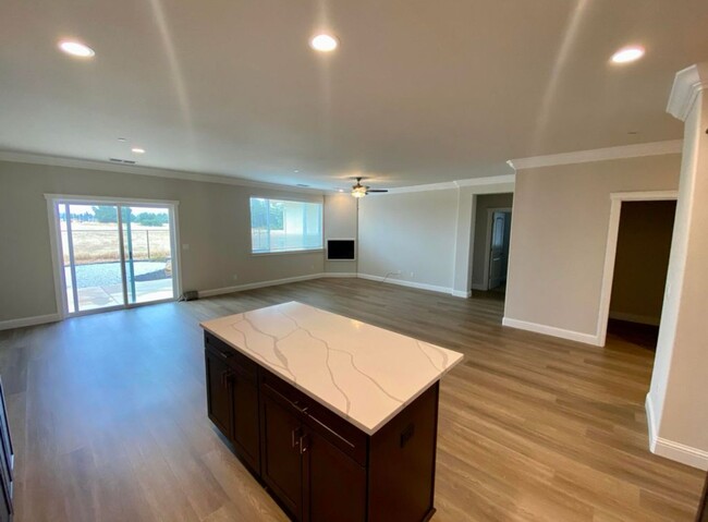 Building Photo - Move in ready! 4 bedroom/2 bath in Shastin...