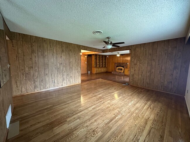 Building Photo - SW Visalia home available soon