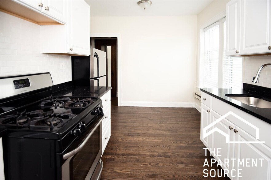 Primary Photo - 3820 N Greenview Ave