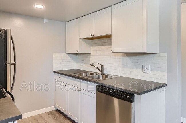 Building Photo - 828 12th St