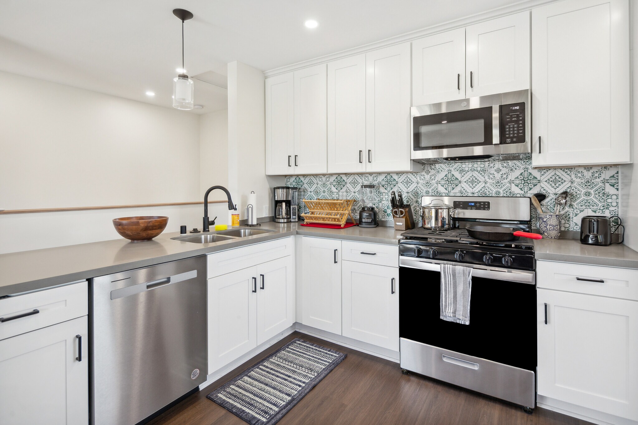 Prepare meals in our fully equipped kitchen or stock up at nearby stores, just 3 minutes away. - 721 E 22nd St