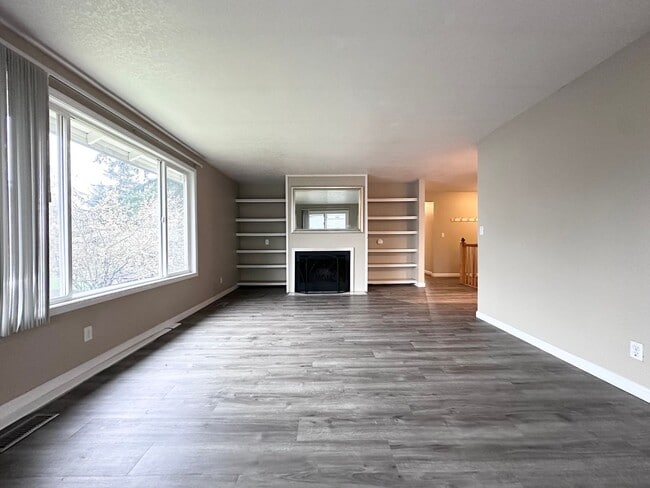 Building Photo - Single Family Home in Beaverton, OR 6 Beds 3 Baths w/ Double Car Garage!