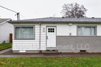 Building Photo - 8307 N Fowler Ave