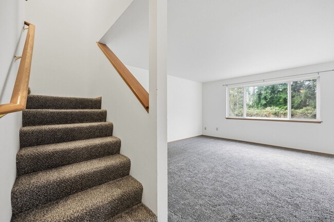 Building Photo - 3 bedroom 1.5 bathroom 2 story duplex in Lacey - North Thurston School District.