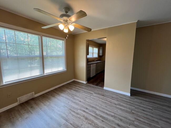Building Photo - 4 bedroom 2 bath!
