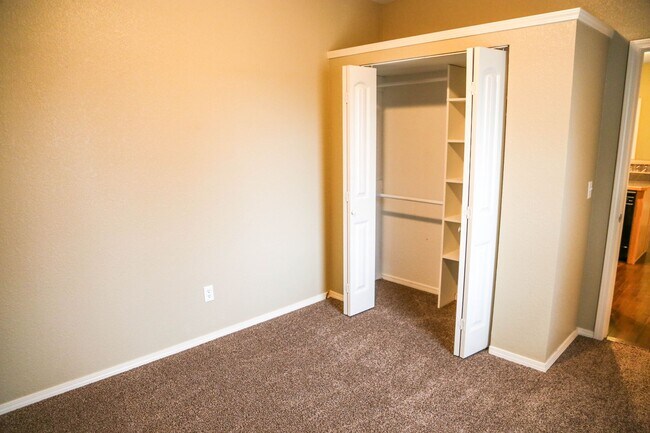 Building Photo - Walnut 831