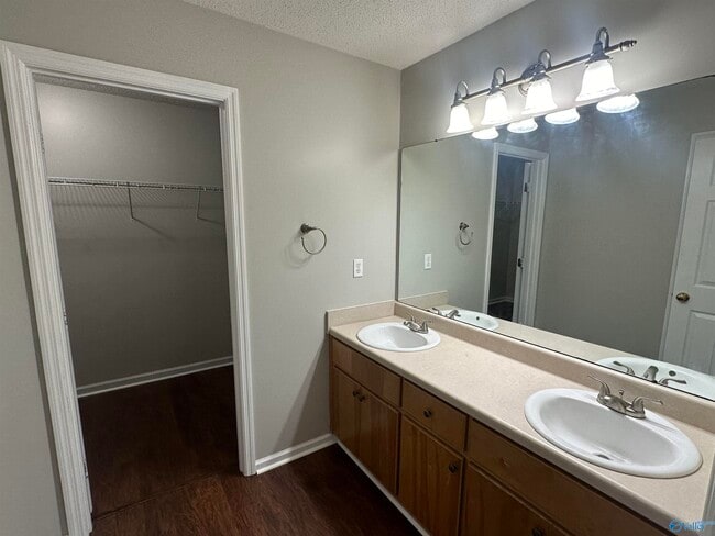 Building Photo - 196 Hollington Dr NE