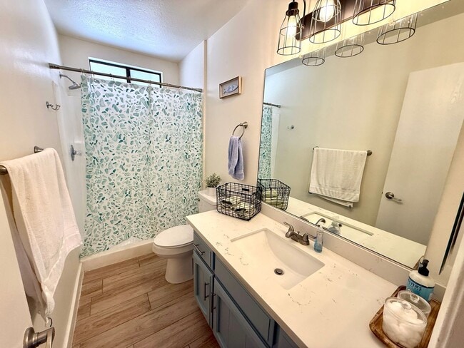 Building Photo - Charming 3BR Home w/ River Views, Open Floor Plan & Island Kitchen- Available Now!