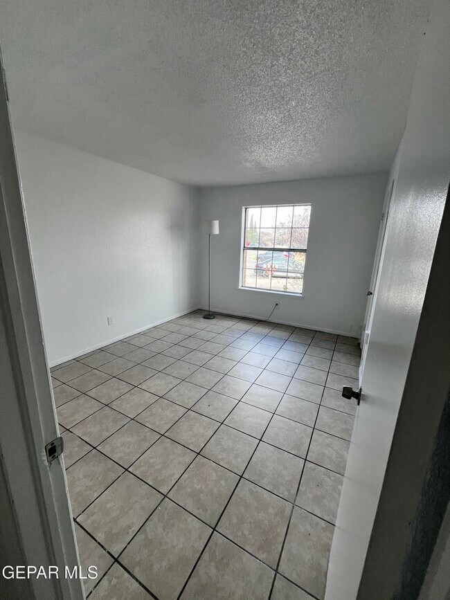 Building Photo - 5524 Oakbriar Cir