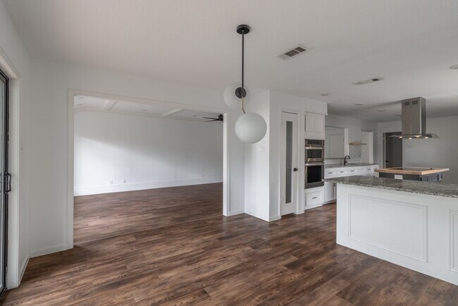 Building Photo - 17810 Cassina Dr