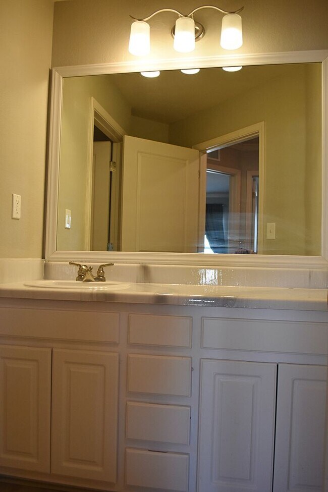 Building Photo - Freshly updated 3 Bedroom 2.5 Bath Townhouse 1 Car Garage available 3/1