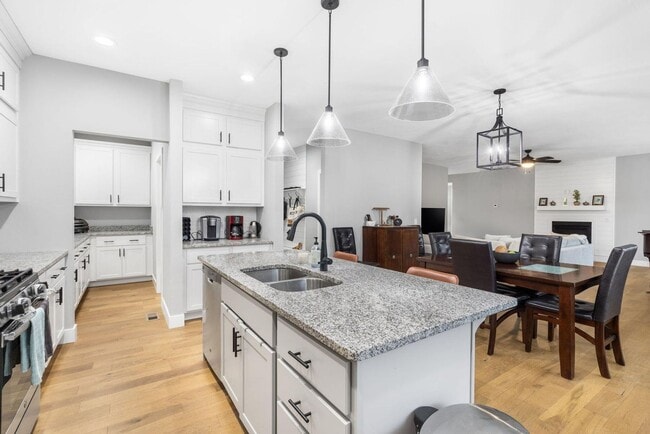 Building Photo - Beautiful 3 Bedroom Home w/ Flex Room!