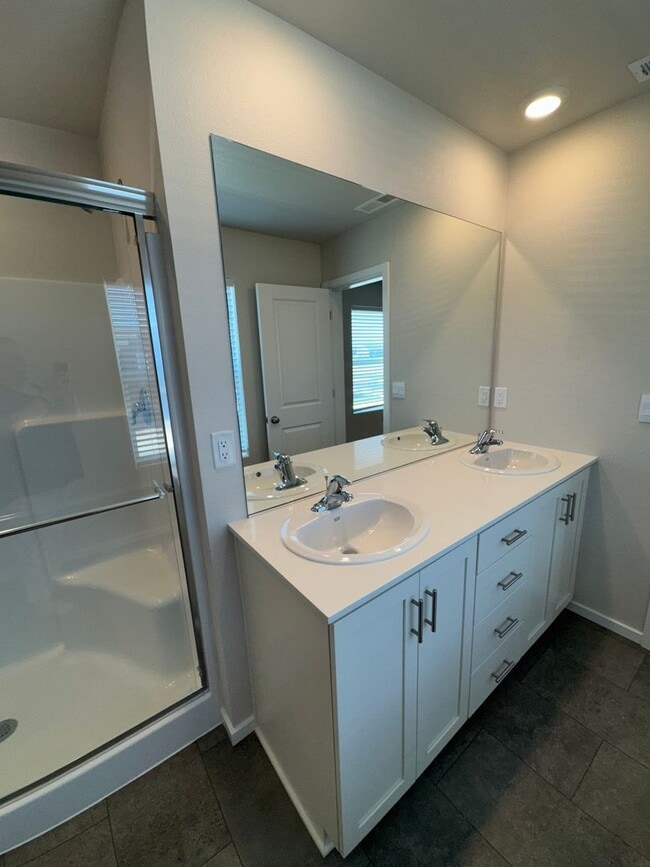 Building Photo - 5 bedroom House in Northeast Salem!
