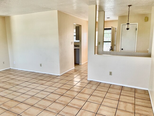Building Photo - 472 Copper Dr NE