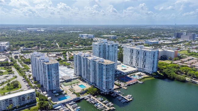Building Photo - 18081 Biscayne Blvd