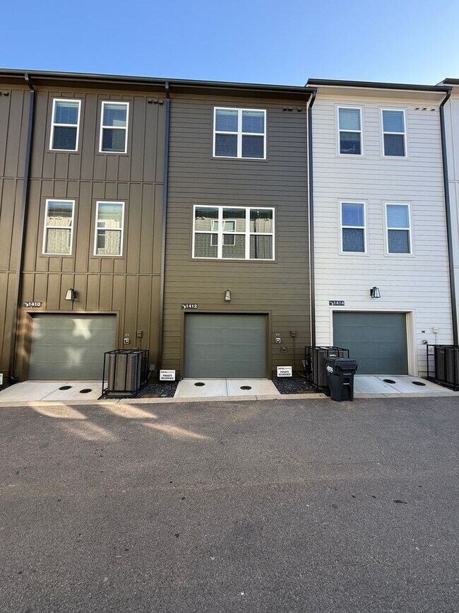 Building Photo - Peaceful City Living close to Everything!