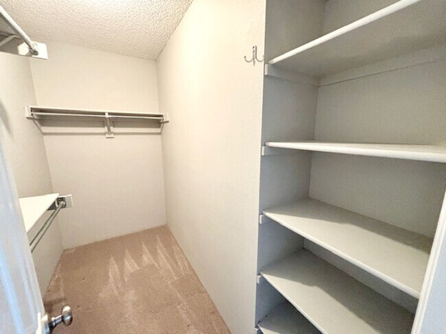 Building Photo - 7730 W 87th Dr