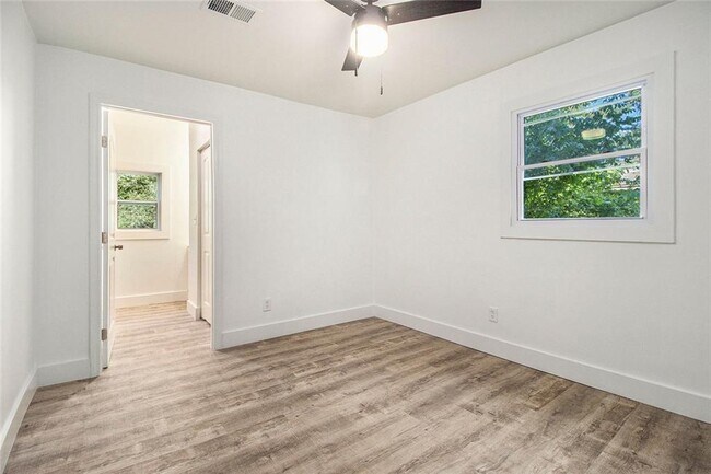 Building Photo - 1317 Redford Dr SE
