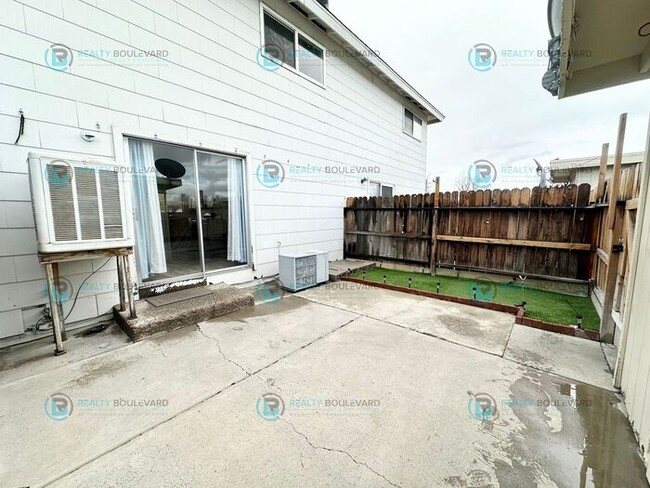 Building Photo - Charming 2-Bedroom, 1.5-Bathroom Condo in Reno!