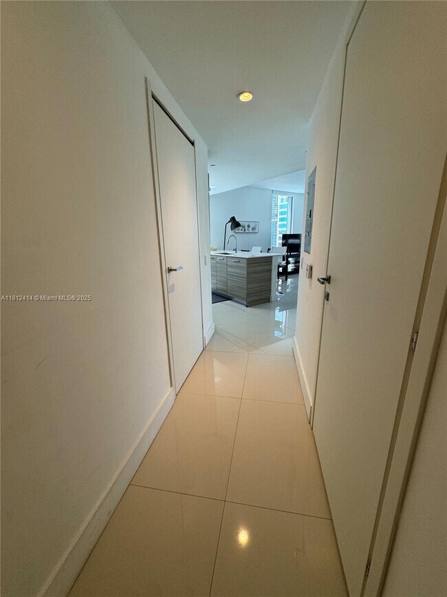 Building Photo - 1300 Brickell Bay Dr