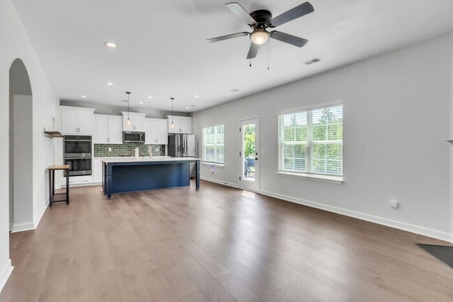 Building Photo - Charming 4-Bed Retreat with Fireplace – Spacious 2631 Sq Ft in Easley, SC, Zoned for Wren Schools